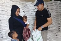 Caption: Penyaluran bantuan beras oleh pemdes Sokobanah Daya (Sumber Foto: Pemdes Sokobanah Daya For Pilar Pos)