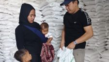 Caption: Penyaluran bantuan beras oleh pemdes Sokobanah Daya (Sumber Foto: Pemdes Sokobanah Daya For Pilar Pos)