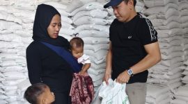 Caption: Penyaluran bantuan beras oleh pemdes Sokobanah Daya (Sumber Foto: Pemdes Sokobanah Daya For Pilar Pos)