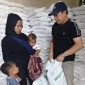 Caption: Penyaluran bantuan beras oleh pemdes Sokobanah Daya (Sumber Foto: Pemdes Sokobanah Daya For Pilar Pos)