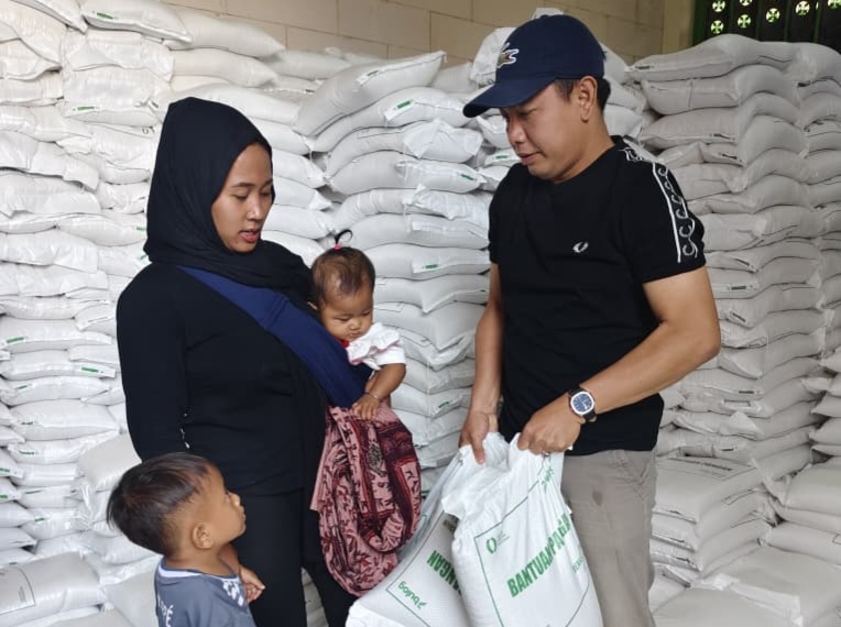Caption: Penyaluran bantuan beras oleh pemdes Sokobanah Daya (Sumber Foto: Pemdes Sokobanah Daya For Pilar Pos)