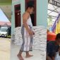 Fathorrahman, Kepala Desa Sana Laok Kecamatan Waru Kabupaten Pamekasan (foto tengah) terpaksa menurunkan beras sendirian tanpa ada bantuan siapapun, karena tidak ada kuli dari pihak Bulog. Selasa, 08/09/2026.