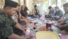 Caption: Beberapa Wartawan Pilar Pos saat gelar kegiatan pertemuan dan evaluasi kerja di Pamekasan (Sumber Foto: Fadhal/Pilar Pos)