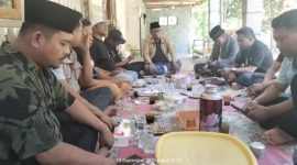 Caption: Beberapa Wartawan Pilar Pos saat gelar kegiatan pertemuan dan evaluasi kerja di Pamekasan (Sumber Foto: Fadhal/Pilar Pos)