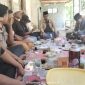 Caption: Beberapa Wartawan Pilar Pos saat gelar kegiatan pertemuan dan evaluasi kerja di Pamekasan (Sumber Foto: Fadhal/Pilar Pos)