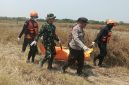 Caption: Korban yang merupakan lansia saat ditemukan dan dievakuasi dari persawahan oleh tim SAR Kabupeten Sampang (Sumber Foto: dok/Pilar Pos)