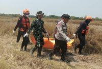 Caption: Korban yang merupakan lansia saat ditemukan dan dievakuasi dari persawahan oleh tim SAR Kabupeten Sampang (Sumber Foto: dok/Pilar Pos)