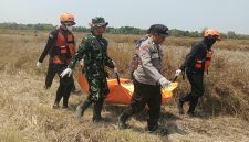 Caption: Korban yang merupakan lansia saat ditemukan dan dievakuasi dari persawahan oleh tim SAR Kabupeten Sampang (Sumber Foto: dok/Pilar Pos)
