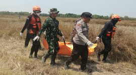 Caption: Korban yang merupakan lansia saat ditemukan dan dievakuasi dari persawahan oleh tim SAR Kabupeten Sampang (Sumber Foto: dok/Pilar Pos)