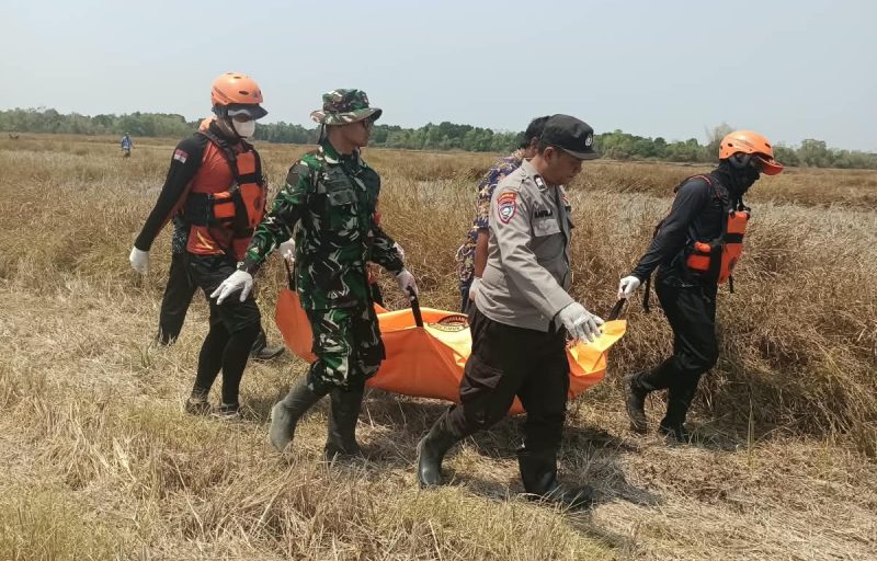 Caption: Korban yang merupakan lansia saat ditemukan dan dievakuasi dari persawahan oleh tim SAR Kabupeten Sampang (Sumber Foto: dok/Pilar Pos)