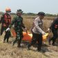 Caption: Korban yang merupakan lansia saat ditemukan dan dievakuasi dari persawahan oleh tim SAR Kabupeten Sampang (Sumber Foto: dok/Pilar Pos)