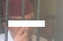 Terduga MD saat berada di jeruji besi dan sedang menjalani sidang dakwaan di pengadilan negeri Kabupaten Pamekasan, Selasa, 22/09/2026.