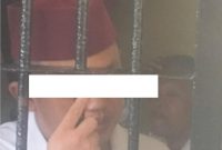 Terduga MD saat berada di jeruji besi dan sedang menjalani sidang dakwaan di pengadilan negeri Kabupaten Pamekasan, Selasa, 22/09/2026.