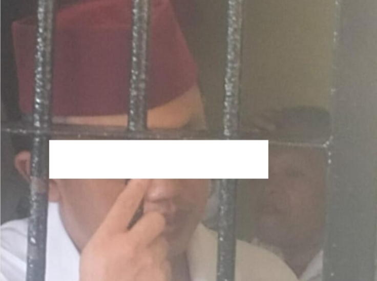 Terduga MD saat berada di jeruji besi dan sedang menjalani sidang dakwaan di pengadilan negeri Kabupaten Pamekasan, Selasa, 22/09/2026.