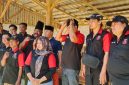 Abdus Salam Syah, Bidang LBH Ormas Madas Nusantara DPD Kabupaten Pamekasan, tengah pakai kopyah saat pendistribusian air bersih, bersama jajaran pengurus Ormas Madas Nusantara di lokasi. Minggu, 28/09/2026.