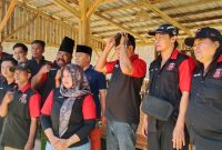 Abdus Salam Syah, Bidang LBH Ormas Madas Nusantara DPD Kabupaten Pamekasan, tengah pakai kopyah saat pendistribusian air bersih, bersama jajaran pengurus Ormas Madas Nusantara di lokasi. Minggu, 28/09/2026.