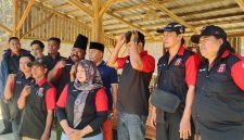 Abdus Salam Syah, Bidang LBH Ormas Madas Nusantara DPD Kabupaten Pamekasan, tengah pakai kopyah saat pendistribusian air bersih, bersama jajaran pengurus Ormas Madas Nusantara di lokasi. Minggu, 28/09/2026.