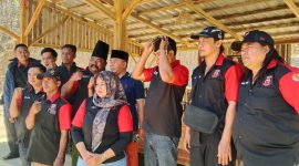 Abdus Salam Syah, Bidang LBH Ormas Madas Nusantara DPD Kabupaten Pamekasan, tengah pakai kopyah saat pendistribusian air bersih, bersama jajaran pengurus Ormas Madas Nusantara di lokasi. Minggu, 28/09/2026.
