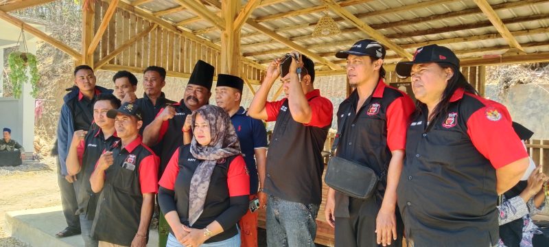 Abdus Salam Syah, Bidang LBH Ormas Madas Nusantara DPD Kabupaten Pamekasan, tengah pakai kopyah saat pendistribusian air bersih, bersama jajaran pengurus Ormas Madas Nusantara di lokasi. Minggu, 28/09/2026.