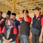 Abdus Salam Syah, Bidang LBH Ormas Madas Nusantara DPD Kabupaten Pamekasan, tengah pakai kopyah saat pendistribusian air bersih, bersama jajaran pengurus Ormas Madas Nusantara di lokasi. Minggu, 28/09/2026.