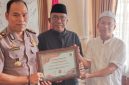 Fatha dan Lutfi Rizal Ormas Madas Nusantara DPK Kecamatan Pagantenan saat memberikan piagam penghargaan kepada Kapolsek Pagantenan. Senin, 29/02026.