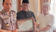 Fatha dan Lutfi Rizal Ormas Madas Nusantara DPK Kecamatan Pagantenan saat memberikan piagam penghargaan kepada Kapolsek Pagantenan. Senin, 29/02026.