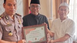 Fatha dan Lutfi Rizal Ormas Madas Nusantara DPK Kecamatan Pagantenan saat memberikan piagam penghargaan kepada Kapolsek Pagantenan. Senin, 29/02026.