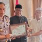 Fatha dan Lutfi Rizal Ormas Madas Nusantara DPK Kecamatan Pagantenan saat memberikan piagam penghargaan kepada Kapolsek Pagantenan. Senin, 29/02026.