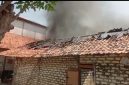 Caption: Kebakaran Sebuah Rumah Milik Nurhalisa warga di Jalan Pemuda, Kecamatan Sampang, Kabupaten Sampang (Sumber Foto: Screenshot Video Kebakaran/Pilar Pos)
