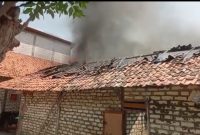 Caption: Kebakaran Sebuah Rumah Milik Nurhalisa warga di Jalan Pemuda, Kecamatan Sampang, Kabupaten Sampang (Sumber Foto: Screenshot Video Kebakaran/Pilar Pos)