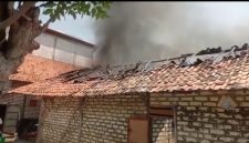 Caption: Kebakaran Sebuah Rumah Milik Nurhalisa warga di Jalan Pemuda, Kecamatan Sampang, Kabupaten Sampang (Sumber Foto: Screenshot Video Kebakaran/Pilar Pos)