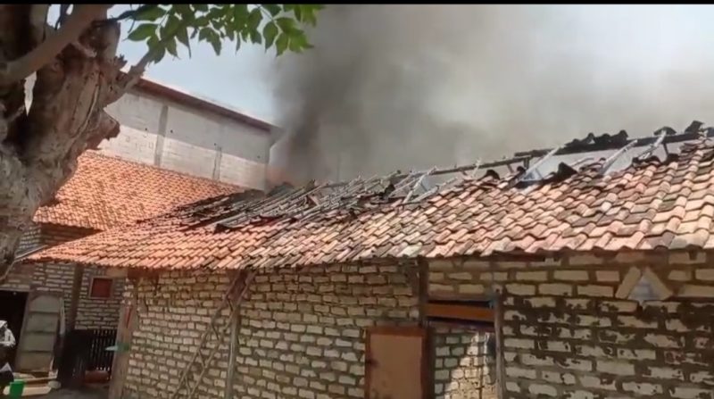 Caption: Kebakaran Sebuah Rumah Milik Nurhalisa warga di Jalan Pemuda, Kecamatan Sampang, Kabupaten Sampang (Sumber Foto: Screenshot Video Kebakaran/Pilar Pos)