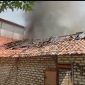 Caption: Kebakaran Sebuah Rumah Milik Nurhalisa warga di Jalan Pemuda, Kecamatan Sampang, Kabupaten Sampang (Sumber Foto: Screenshot Video Kebakaran/Pilar Pos)