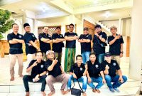 Caption: Moh. Wijdan (tengah), saat foto bersama dengan pengurus dan anggota Persatuan Jurnalis Sampang (Sumber Foto: Agus Junaidi/Pilar Pos)