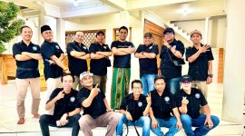 Caption: Moh. Wijdan (tengah), saat foto bersama dengan pengurus dan anggota Persatuan Jurnalis Sampang (Sumber Foto: Agus Junaidi/Pilar Pos)