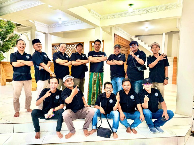 Caption: Moh. Wijdan (tengah), saat foto bersama dengan pengurus dan anggota Persatuan Jurnalis Sampang (Sumber Foto: Agus Junaidi/Pilar Pos)
