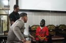 Caption: Kapolres Sampang AKBP Anang Hardiyanto didampingi Kasi Humas AKP Eko Puji Waluyo saat interogasi langsung terduga pelaku inisial BR di Mapolres Sampang (Sumber Foto: Agus Junaidi/Pilar Pos) 