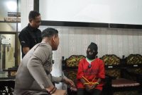Caption: Kapolres Sampang AKBP Anang Hardiyanto didampingi Kasi Humas AKP Eko Puji Waluyo saat interogasi langsung terduga pelaku inisial BR di Mapolres Sampang (Sumber Foto: Agus Junaidi/Pilar Pos) 