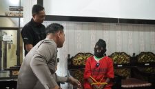 Caption: Kapolres Sampang AKBP Anang Hardiyanto didampingi Kasi Humas AKP Eko Puji Waluyo saat interogasi langsung terduga pelaku inisial BR di Mapolres Sampang (Sumber Foto: Agus Junaidi/Pilar Pos) 