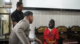 Caption: Kapolres Sampang AKBP Anang Hardiyanto didampingi Kasi Humas AKP Eko Puji Waluyo saat interogasi langsung terduga pelaku inisial BR di Mapolres Sampang (Sumber Foto: Agus Junaidi/Pilar Pos) 