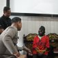 Caption: Kapolres Sampang AKBP Anang Hardiyanto didampingi Kasi Humas AKP Eko Puji Waluyo saat interogasi langsung terduga pelaku inisial BR di Mapolres Sampang (Sumber Foto: Agus Junaidi/Pilar Pos) 