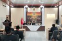Caption: Tamsul, Ketua PSHT Cabang Sampang, Pusat Madiun, berada di mimbar saat memberikan padangan dan arahan kepada anggotanya di Sampang (Sumber Foto: Agus Junaidi/Pilar Pos)