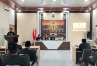 Caption: Tamsul, Ketua PSHT Cabang Sampang, Pusat Madiun, berada di mimbar saat memberikan padangan dan arahan kepada anggotanya di Sampang (Sumber Foto: Agus Junaidi/Pilar Pos)