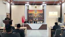 Caption: Tamsul, Ketua PSHT Cabang Sampang, Pusat Madiun, berada di mimbar saat memberikan padangan dan arahan kepada anggotanya di Sampang (Sumber Foto: Agus Junaidi/Pilar Pos)