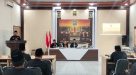 Caption: Tamsul, Ketua PSHT Cabang Sampang, Pusat Madiun, berada di mimbar saat memberikan padangan dan arahan kepada anggotanya di Sampang (Sumber Foto: Agus Junaidi/Pilar Pos)