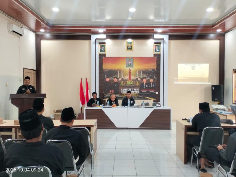 Caption: Tamsul, Ketua PSHT Cabang Sampang, Pusat Madiun, berada di mimbar saat memberikan padangan dan arahan kepada anggotanya di Sampang (Sumber Foto: Agus Junaidi/Pilar Pos)