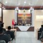 Caption: Tamsul, Ketua PSHT Cabang Sampang, Pusat Madiun, berada di mimbar saat memberikan padangan dan arahan kepada anggotanya di Sampang (Sumber Foto: Agus Junaidi/Pilar Pos)