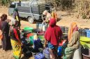 Caption: Tim Aristar Indonesia saat menyalurkan bantuan air bersih gratis di wilayah Kecamatan Tambelangan (Sumber Foto: Safi'i/Pilar Pos)