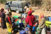 Caption: Tim Aristar Indonesia saat menyalurkan bantuan air bersih gratis di wilayah Kecamatan Tambelangan (Sumber Foto: Safi'i/Pilar Pos)