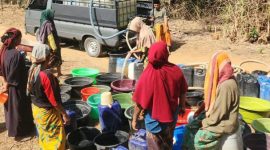 Caption: Tim Aristar Indonesia saat menyalurkan bantuan air bersih gratis di wilayah Kecamatan Tambelangan (Sumber Foto: Safi'i/Pilar Pos)